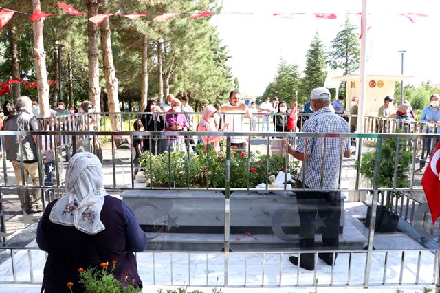 15 Temmuz darbe girişiminin seyrini değiştiren şehit Ömer Halisdemir, kabri başında anıldı