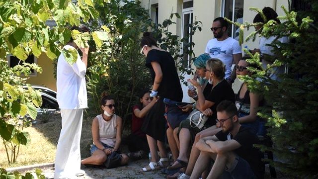 Adli Tıp Kurumu önünde Pınar Gültekin'in ailesinin acı bekleyişi