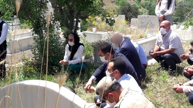AK Partili ilçe başkanı, şehit mezarı ziyaretinde çekilen fotoğrafta CHP'li başkanın yüzünü buzladı