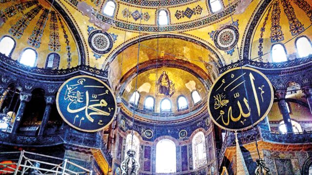 Ayasofya Camii'ndeki freskleri kapatacak perdeler görüntülendi