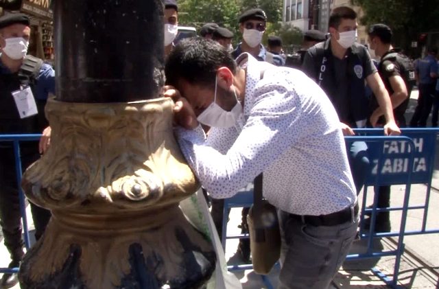 Ayasofya'da namaz için ayrılan alana giremeyen vatandaş gözyaşlarına boğuldu