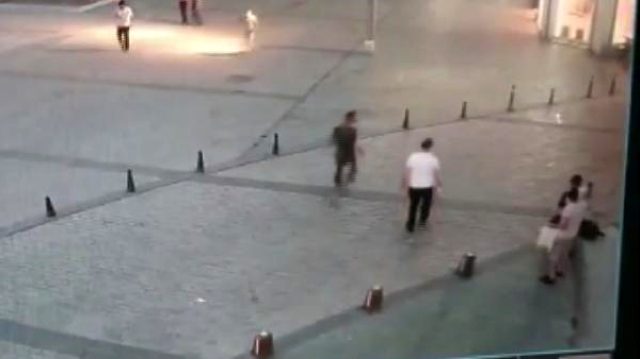 Beyoğlu'nda Cezayir uyruklu 2 kapkaççı İngiltere uyruklu bir kişinin çantasını çaldı