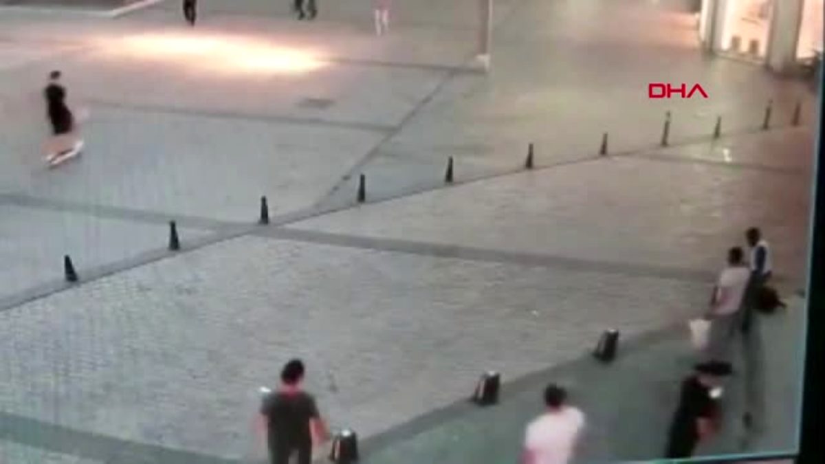 Beyoğlu’nda Cezayir uyruklu 2 kapkaççı İngiltere uyruklu bir kişinin çantasını çaldı