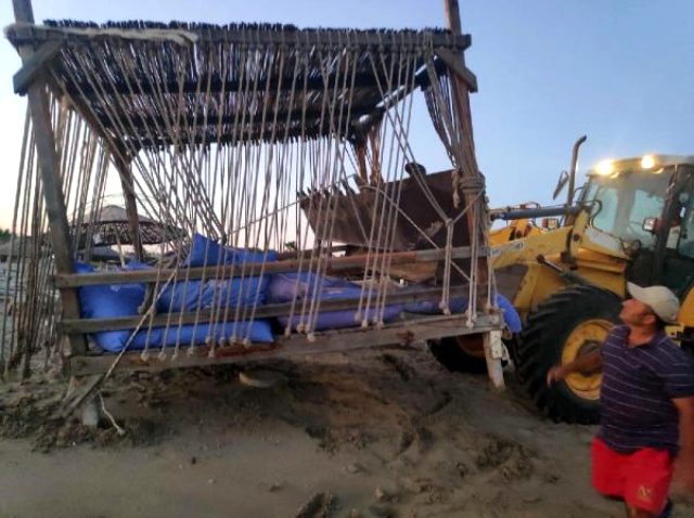 Çeşme sahillerinde bulunan 1.500 liralık localar belediye tarafından kaldırıldı