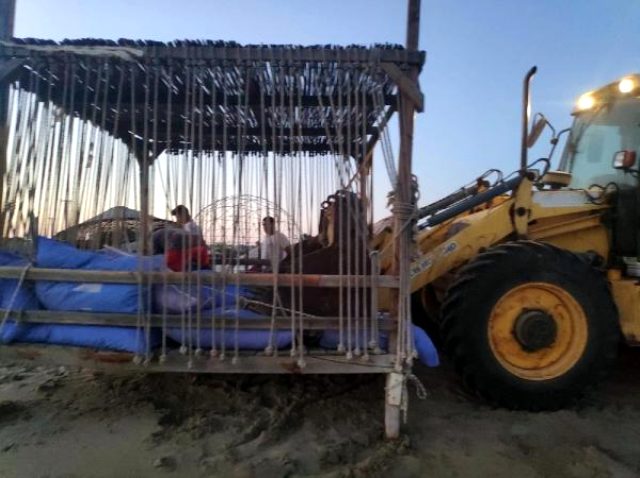 Çeşme sahillerinde bulunan 1.500 liralık localar belediye tarafından kaldırıldı
