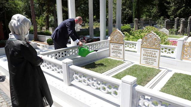 Cumhurbaşkanı Erdoğan, Karacaahmet Mezarlığı çıkışı Kurban Bayramı için uyarıda bulundu