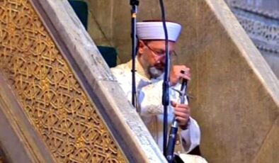 Diyanet İşleri Başkanı Ali Erbaş, Ayasofya Camii’nde kılıçla hutbe okudu