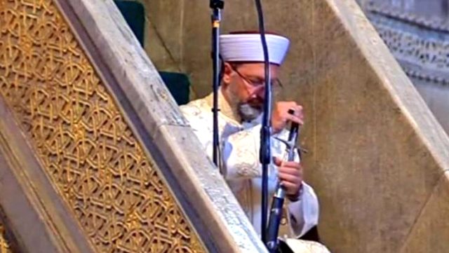 Diyanet İşleri Başkanı Ali Erbaş, Ayasofya Camii'nde kılıçla hutbe okudu