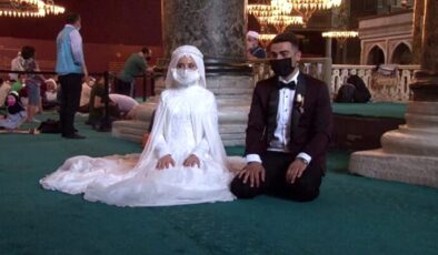 Düğün öncesi gelinlik ve damatlıkla Ayasofya Camii’ne gelip dua ettiler