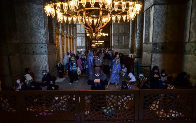 Düğün öncesi gelinlik ve damatlıkla Ayasofya Camii'ne gelip dua ettiler