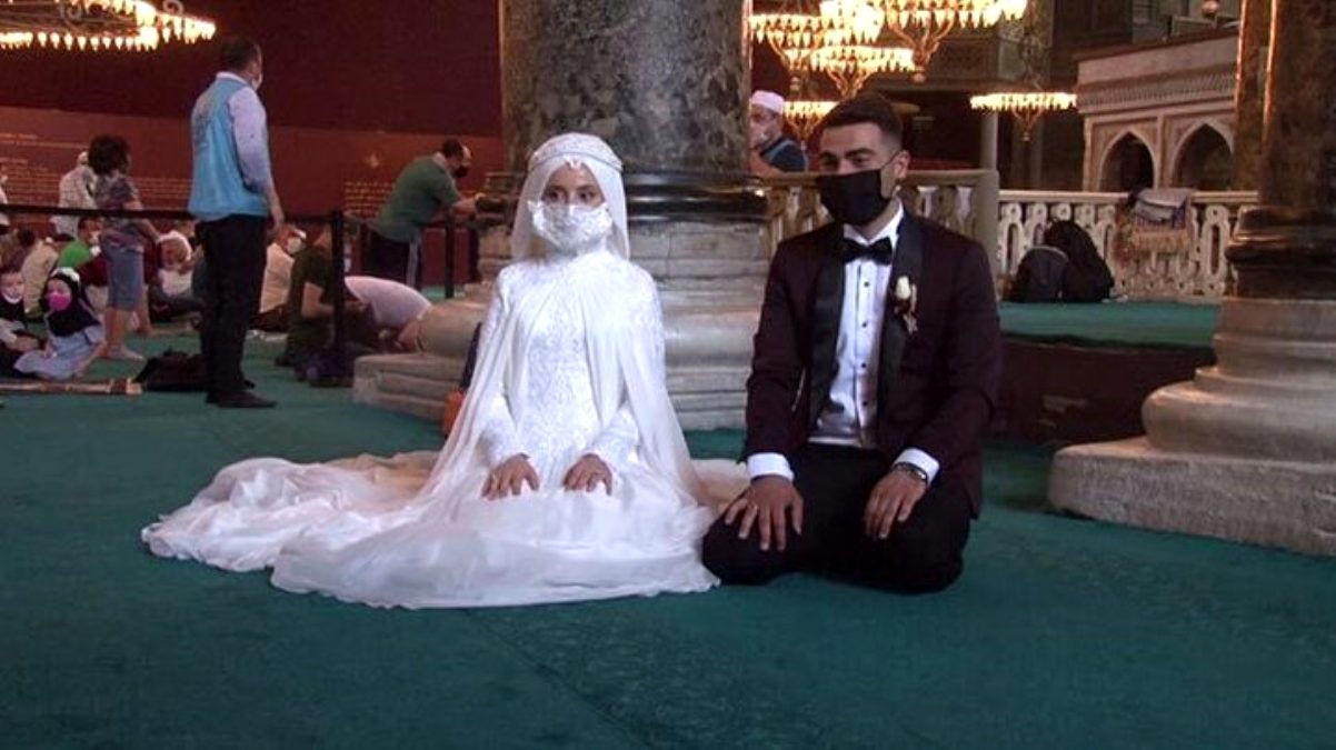 Düğün öncesi gelinlik ve damatlıkla Ayasofya Camii’ne gelip dua ettiler