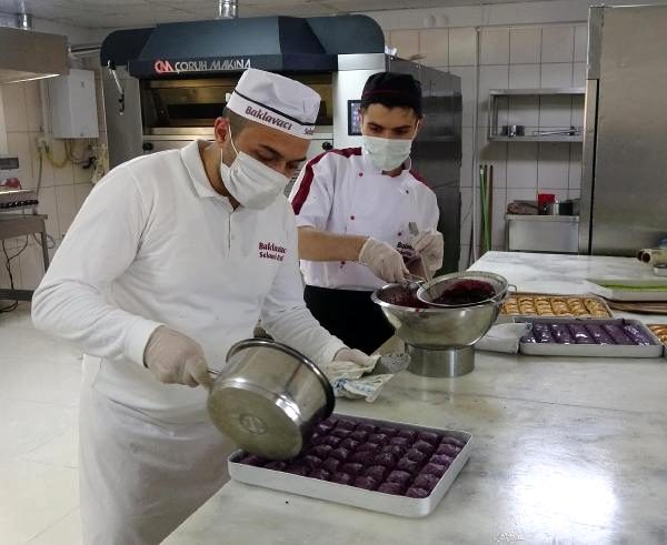 Erzurumlu baklava ustası, diyabet hastaları için 'mor baklava' üretti