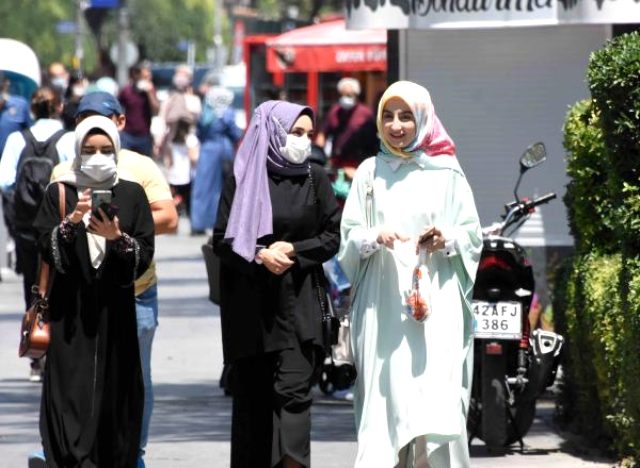 Her gün 200 vakanin görüldüğü Konya'da, maske ve sosyal mesafe unutuldu