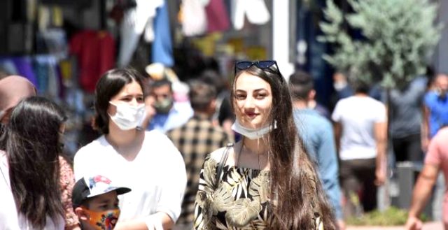 Her gün 200 vakanin görüldüğü Konya'da, maske ve sosyal mesafe unutuldu