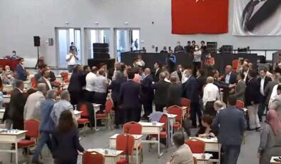 İBB Meclisi’nin bugünkü oturumunda AK Parti ile CHP’li üyeler arasında kavga çıktı