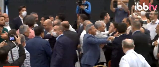 İBB Meclisi'nin bugünkü oturumunda AK Parti ile CHP'li üyeler arasında kavga çıktı