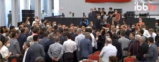 İBB Meclisi'nin bugünkü oturumunda AK Parti ile CHP'li üyeler arasında kavga çıktı