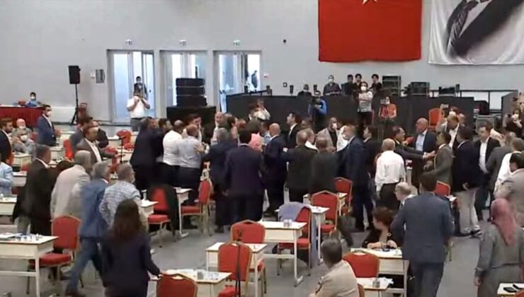 İBB Meclisi’nin bugünkü oturumunda AK Parti ile CHP’li üyeler arasında kavga çıktı