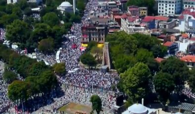 İstanbul’da tarihi anlar! Ayasofya Camii civarındaki kalabalık havadan görüntülendi