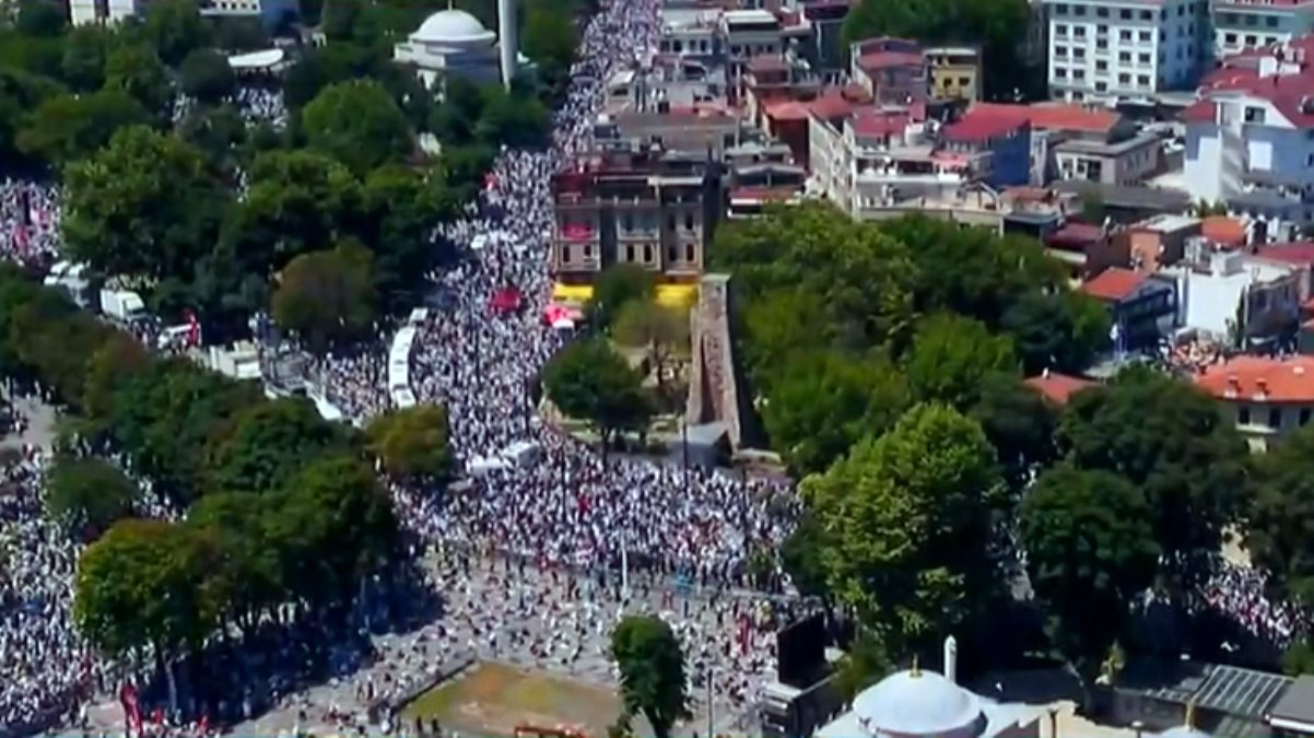 İstanbul’da tarihi anlar! Ayasofya Camii civarındaki kalabalık havadan görüntülendi
