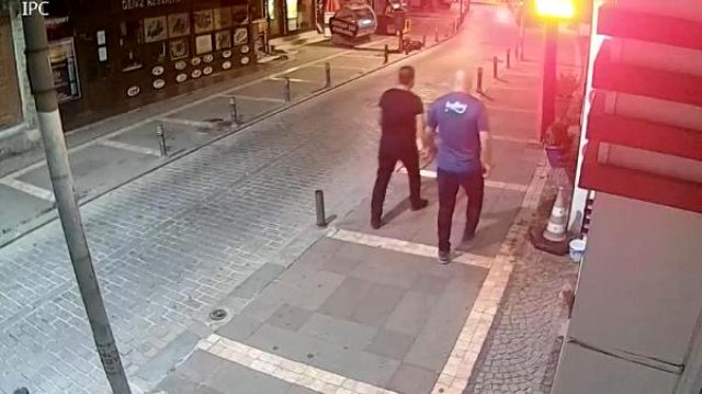 İstanbul'da Türk bayrağına saldıran kişi tutuklandı