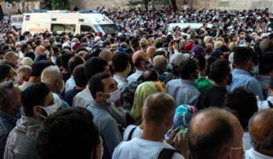 Polis bariyerleri önünde uzun kuyruklar oluştu! Vatandaşlar Ayasofya Camii’ne akın ediyor