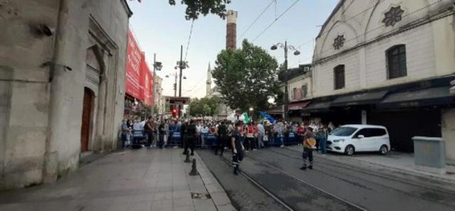 Polis bariyerleri önünde uzun kuyruklar oluştu! Vatandaşlar Ayasofya Camii'ne akın ediyor