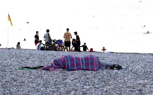 Sıcaktan bunalan Antalyalılar Konyaaltı Sahili'nde sabahlıyor