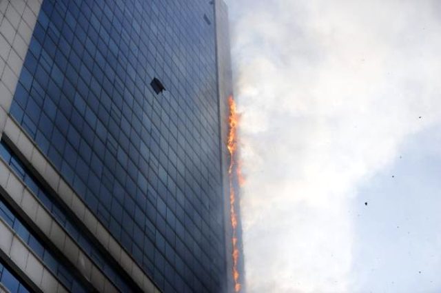 Son Dakika: Ankara'da korkutan yangın! Plaza tahliye ediliyor