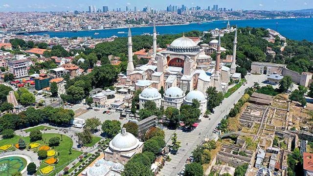 Son Dakika: Ayasofya Camii cumartesi sabahına kadar açık olacak