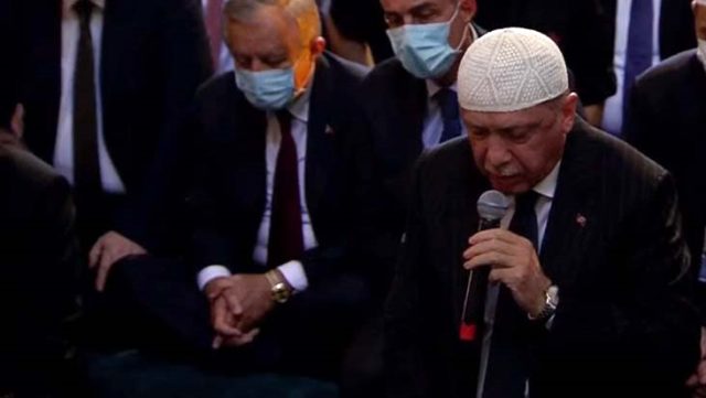 Son Dakika: Cumhurbaşkanı Erdoğan, Ayasofya Camii'nde cuma namazı öncesinde Kur'an-ı Kerim okudu