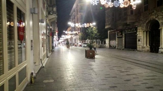 Son dakika: İstiklal Caddesi'nde şüpheli paket polisi alarma geçirdi! Cadde kapatıldı