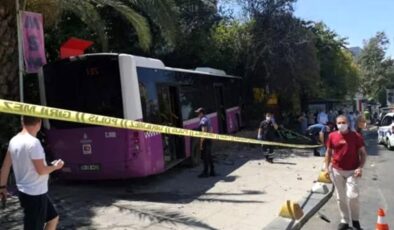 Son Dakika: Kadıköy’de freni patlayan otobüs, iş yerine daldı