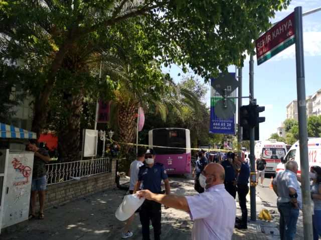 Son Dakika: Kadıköy'de freni patlayan otobüs, iş yerine daldı