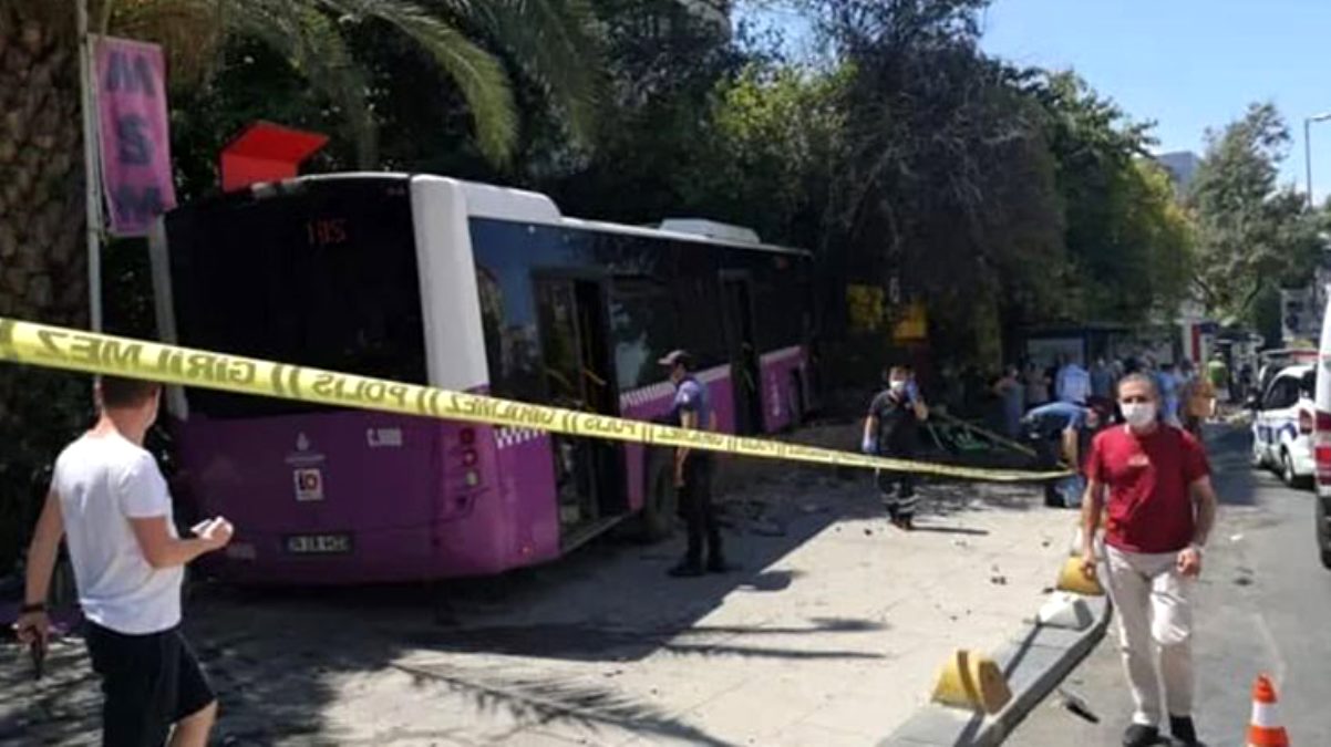Son Dakika: Kadıköy’de freni patlayan otobüs, iş yerine daldı