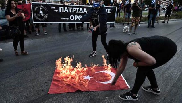 Son Dakika: MSB'den Yunanistan'da Türk bayrağının yakılmasına çok sert tepki: O eller kırılır