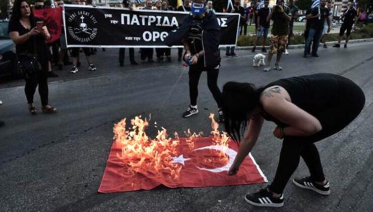 Son Dakika: MSB’den Yunanistan’da Türk bayrağının yakılmasına çok sert tepki: O eller kırılır
