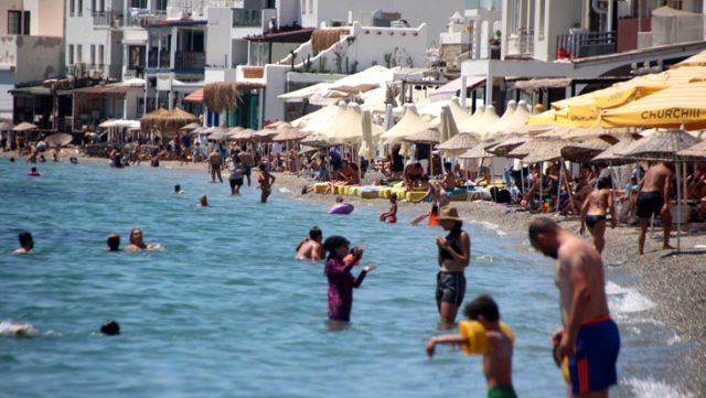 Tatilciler yolları kilitledi, Bodrum'da tüm sahiller doldu