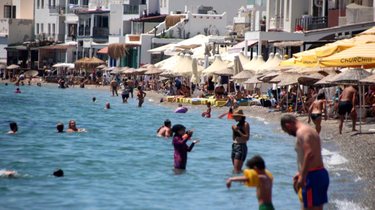 Tatilciler yolları kilitledi, Bodrum’da tüm sahiller doldu