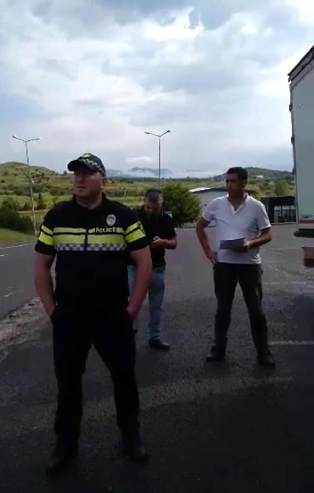 Gürcistan polisine direndi, TIR'daki milli kahramanların fotoğrafını söktürmedi