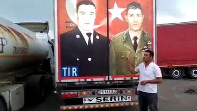 Türk tır şoförü, Gürcistan polisine direndi ve aracındaki Türk kahramanların fotoğraflarını söktürmedi