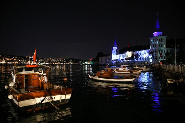Türkiye'de ilk kez 200 İHA ile '15 Temmuz temalı ışık gösterisi' gerçekleştirildi