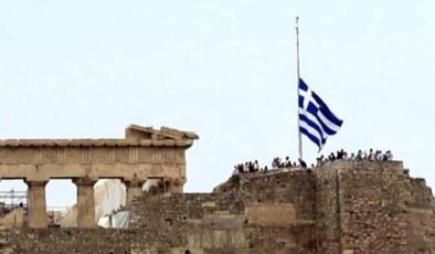 Yunanistan’da Ayasofya matemi! Bayraklar yarıya indirildi, her yerden çan sesleri geliyor