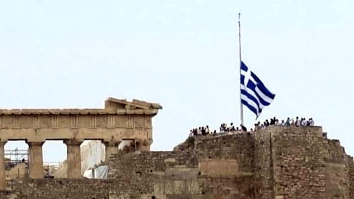 Yunanistan’da Ayasofya matemi! Bayraklar yarıya indirildi, her yerden çan sesleri geliyor