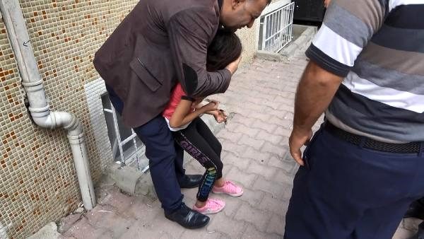 7 yaşındaki kızın bileğine demir kapı parmaklıkları saplandı
