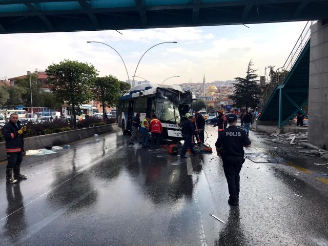 Ankara'da belediye otobüsü üst geçit asansörüne çarptı! Çok sayıda yaralı var