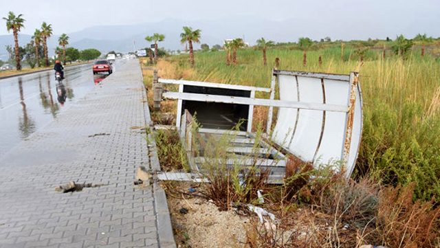 Antalya'da şiddetli fırtına nedeniyle devrilen durağın altında kalan kadın, yaşamını yitirdi