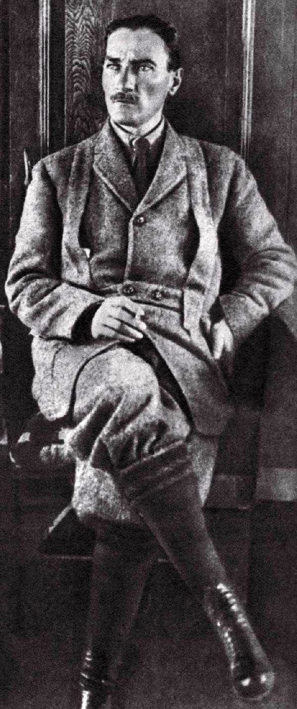 Aydınlı usta, 1 aylık çalışmayla Atatürk'ün de giydiği 1 asırlık çizmenin benzerini yaptı