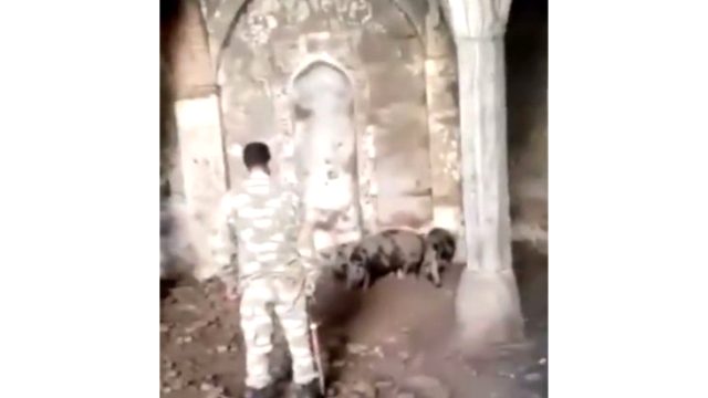 Azerbaycan askerleri Ermenilerin yaptığı alçaklığı gözler önüne serdi! Tarihi camiyi domuz ahırına çevirmişler