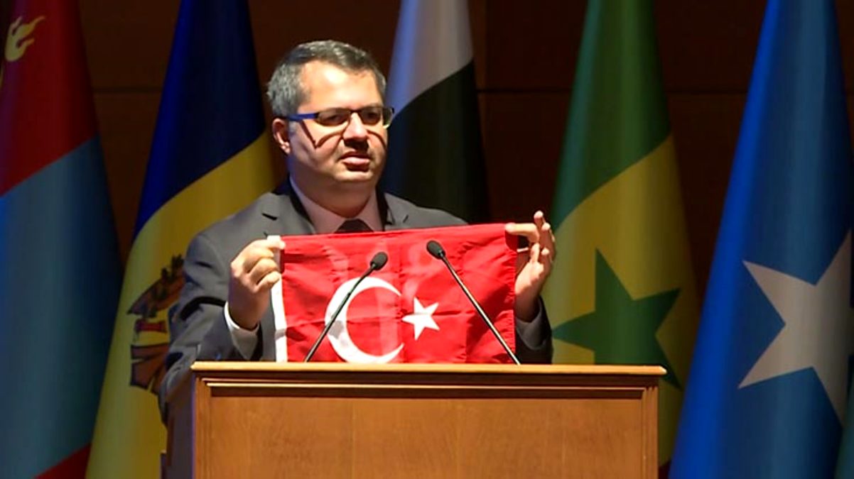 Azerbaycan büyükelçisi, Türk çiftin duygulandıran hediyesini anlattı: Zarftan bir bayrak ve altın nişan yüzüğü çıktı